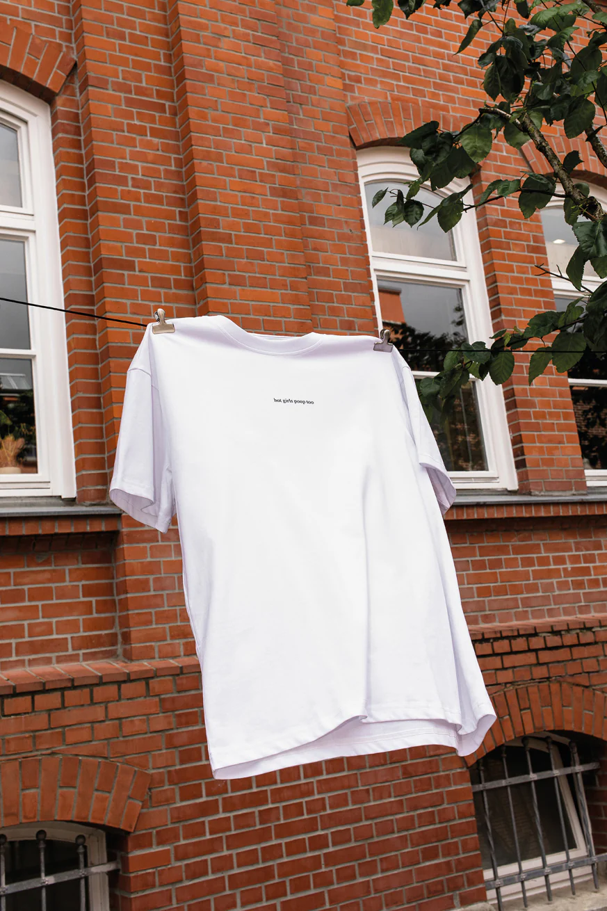T-Shirt "Hot girls poop too"