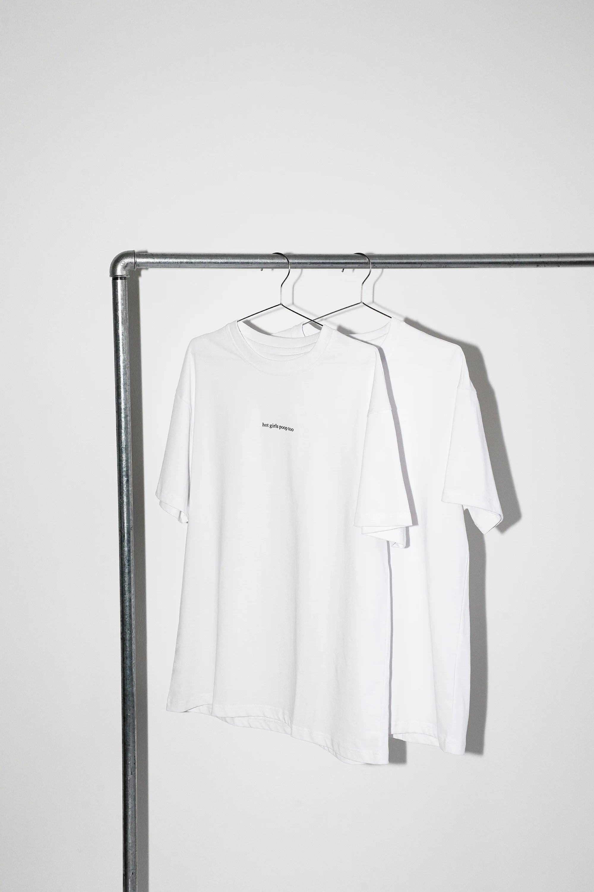 T-Shirt "Hot girls poop too" - Image 3